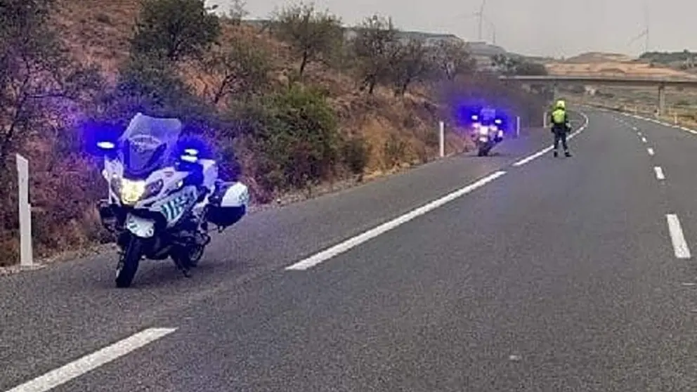 Agentes de la Guardia Civil en el lugar del siniestro vial. GUARDIA CIVIL