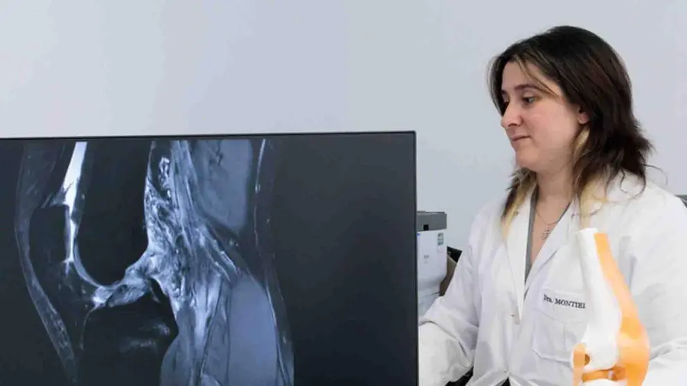 La Dra. Ver&oacute;nica Montiel revisa una radiograf&iacute;a en el Departamento de Cirug&iacute;a Ortop&eacute;dica y Traumatolog&iacute;a de la Cl&iacute;nica Universidad de Navarra.
