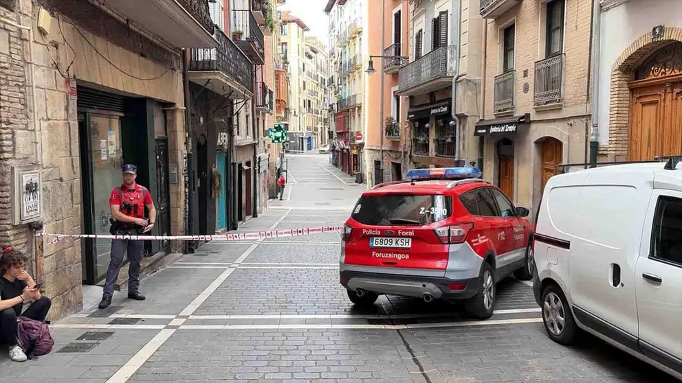 La Polic&iacute;a Foral ha acordonado la calle Mercaderes de Pamplona. PABLO LASAOSA