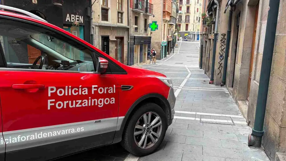 Calle Mercaderes cortada por la Polic&iacute;a Foral. PABLO LASAOSA