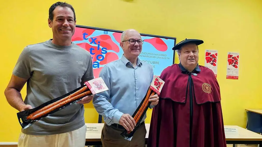 De izquierda a derecha, Carlos Iriguibel, de Carnicer&iacute;as Iriguibel y ganador de la XIX edici&oacute;n del Concurso Navarro de Chistorra en 2025; Javier Prados, gerente del Gremio de Carniceros y Charcuteros de Navarra; y Patxi Go&ntilde;i, presidente de la nueva Cofrad&iacute;a de la Chistorra.