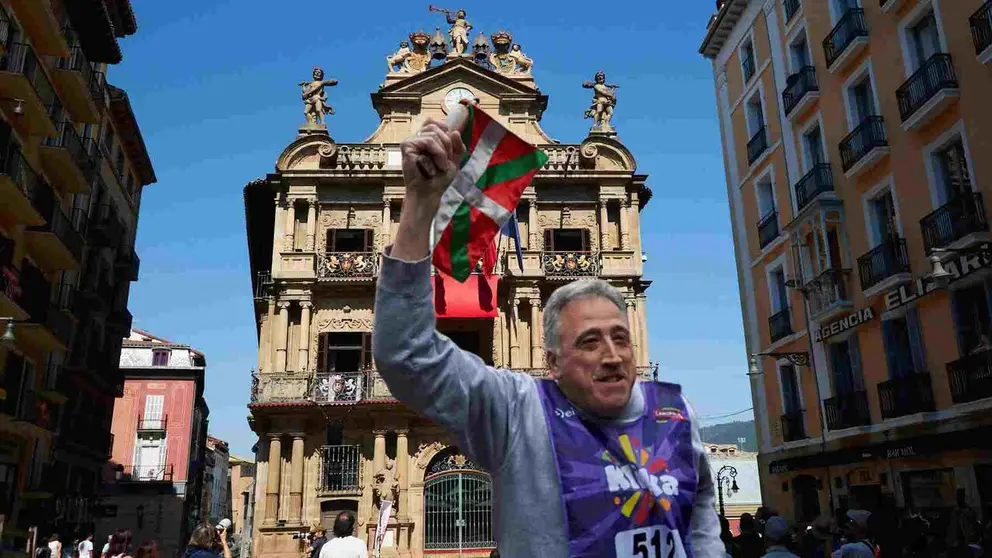 Fotomontaje de Asiron sobre una foto de la fachada del Ayuntamiento de Pamplona.