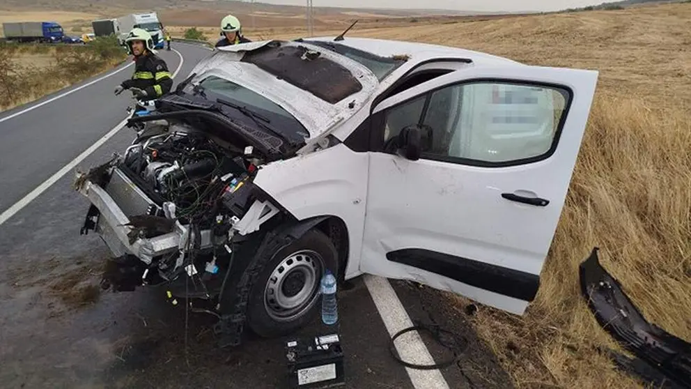 Imagen de la furgoneta accidentada en Peralta. BOMBEROS DE NAVARRA