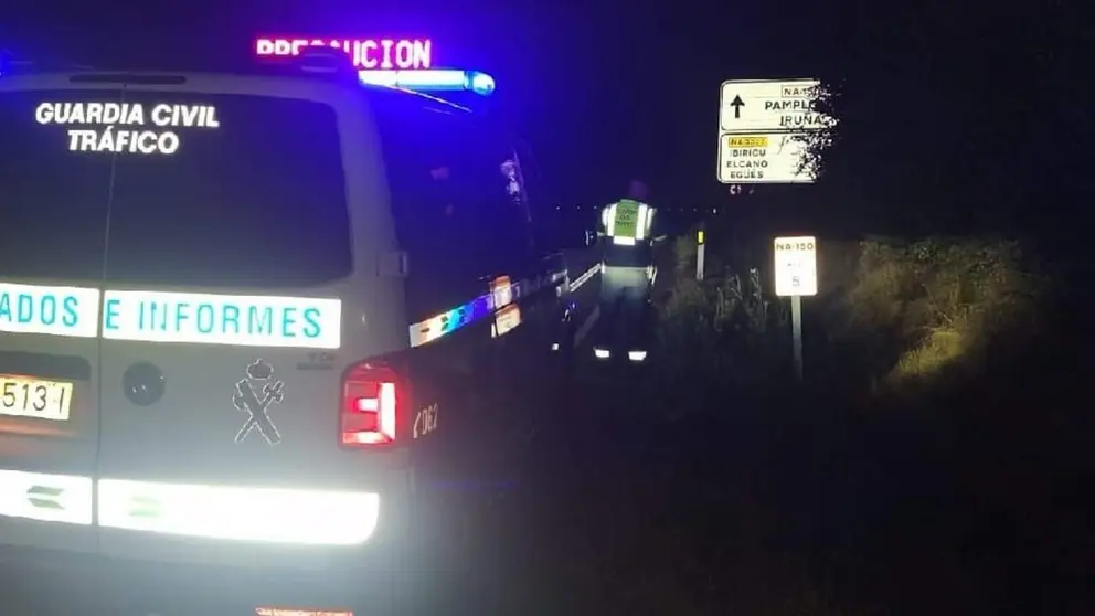 Una patrulla de la Guardia Civil en el lugar del accidente. GUARDIA CIVIL