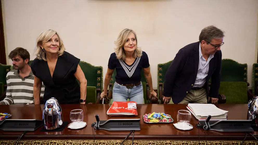 Mar&iacute;a Caballero, Cristina Ibarrola y Carlos Salvador, de UPN, durante la celebraci&oacute;n del pleno del Ayuntamiento de Pamplona. PABLO LASAOSA