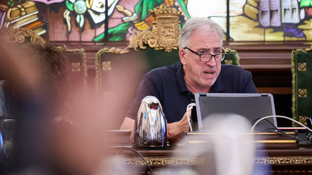 Joseba Asiron, de EH Bildu, durante la celebraci&oacute;n del pleno del Ayuntamiento de Pamplona. PABLO LASAOSA
