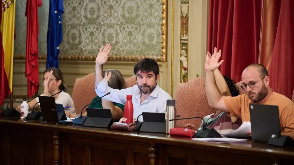 Eneko Larrarte, portavoz de Contigo Tudela en el Ayuntamiento de Tudela, durante el pleno del Ayuntamiento. PABLO LASAOSA
