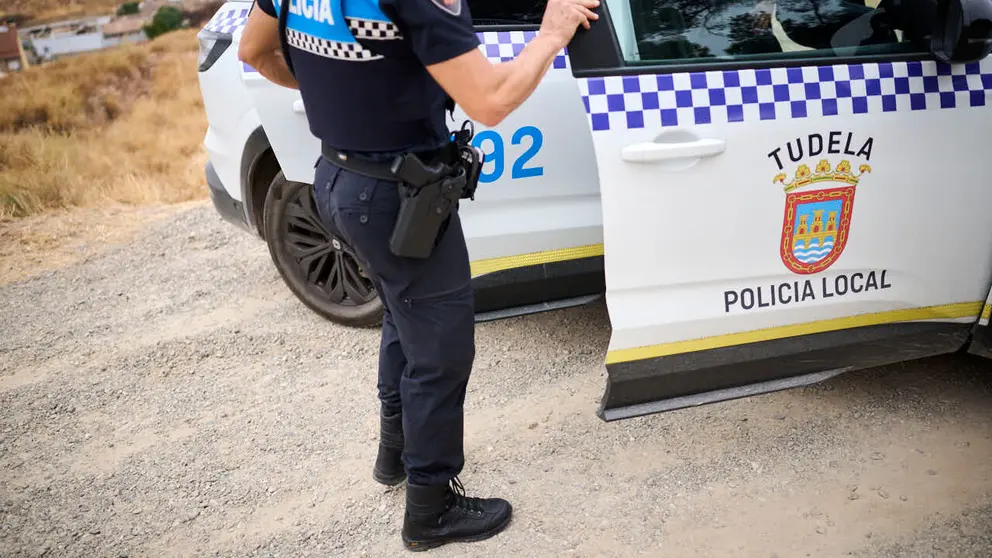 Polic&iacute;a Local por las calles de Tudela. PABLO LASAOSA