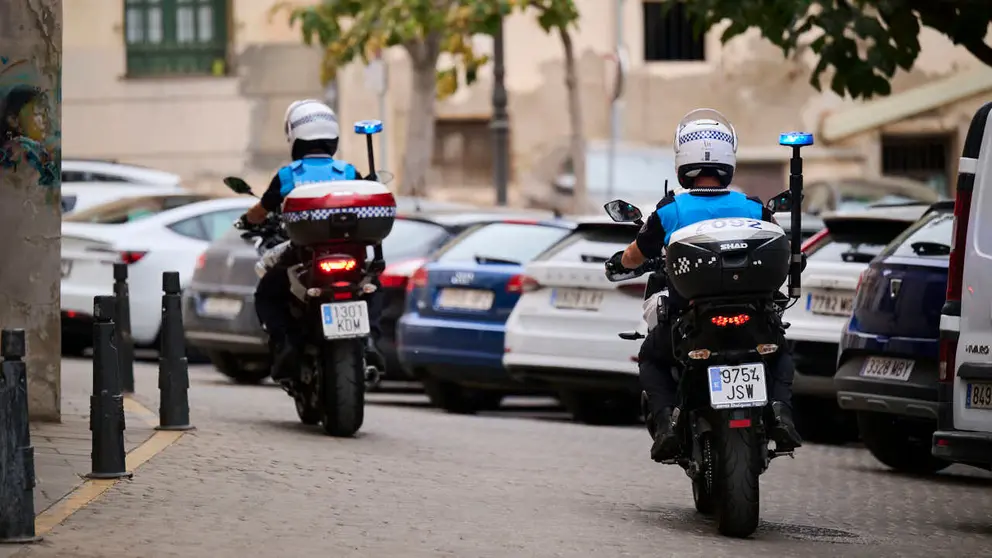Polic&iacute;a Local por las calles de Tudela. PABLO LASAOSA