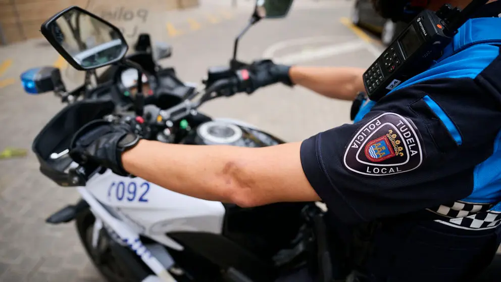 Polic&iacute;a Local por las calles de Tudela. PABLO LASAOSA