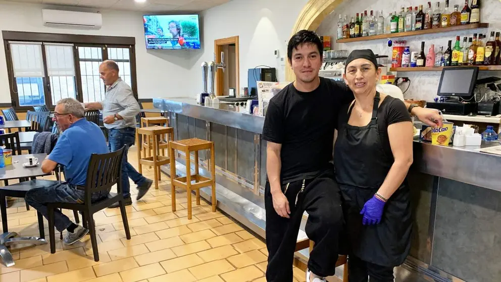Daniel y su madre Daysi en el bar San Pelayo de Legaria. Navarra.com