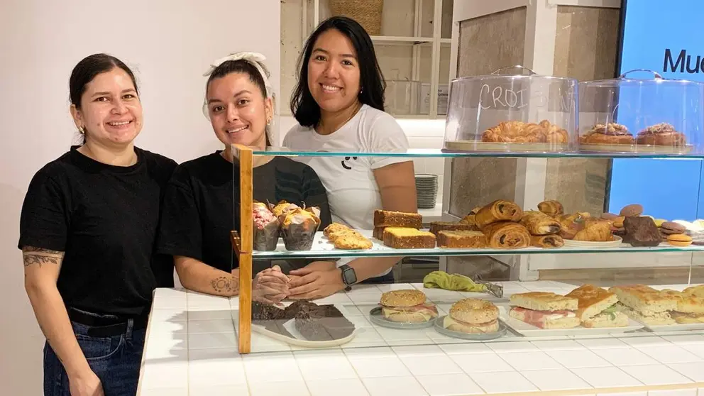 Empleadas de la cafeter&iacute;a Mueca en la calle Mayor de Pamplona. Navarra.com