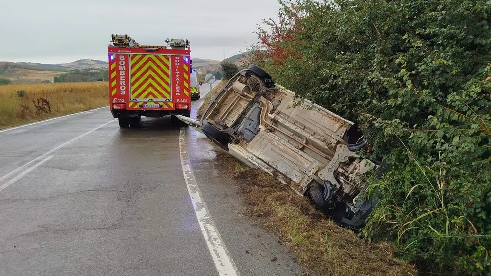 Coche volcado en Miranda de Arga. CEDIDA