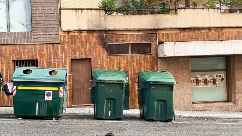 Fachada de la bajera okupada manchada con restos de humo. Navarra.com