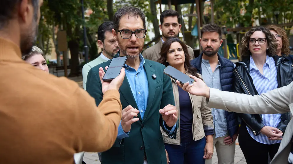 El presidente de la gestora del PP de Navarra, Sergio Sayas, atiende a los medios antes de presidir la primera reuni&oacute;n de la Junta Gestora. I&Ntilde;IGO ALZUGARAY