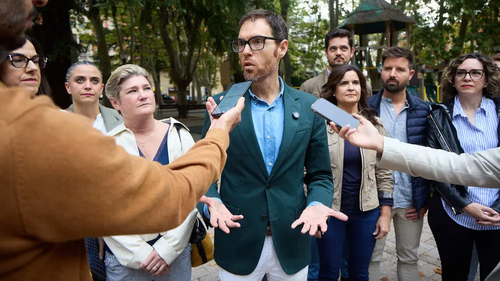 El presidente de la gestora del PP de Navarra, Sergio Sayas, atiende a los medios antes de presidir la primera reuni&oacute;n de la Junta Gestora. I&Ntilde;IGO ALZUGARAY
