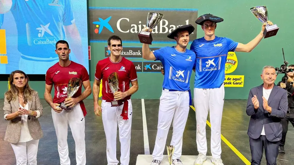 Elordi y Mariezkurrena con sus txapelas y trofeos de campeones. Foto Aspe Pelota.