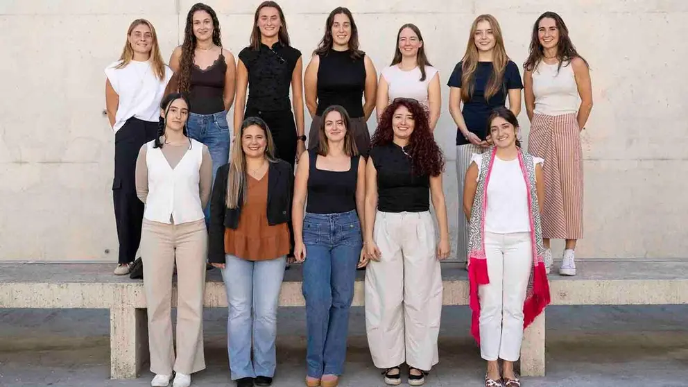 En la fila inferior, de izda. a dcha., Cristina Garc&iacute;a Domingo, Elisabet Jur&iacute;o Murillo, Itziar Ordorika Goikoetxea, Gabriela Beatriz Arancibia Bahamonde y Luc&iacute;a Azcona Furtado. En la fila superior, de izda. a dcha., Mar&iacute;a Etayo Quills, Ane Uriz Mata, Nerea Gogorcena Olleta, Ana Rem&iacute;rez de Ganuza Jim&eacute;nez, Anna Itoiz Balsels, In&eacute;s Larrayoz e Itsaso Zulaika Gil.
