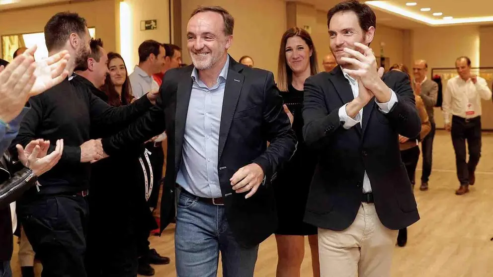 Una imagen de las elecciones generales de 2019 en Navarra. Los candidatos al Congreso y al Senado, Sergio Sayas (d) y Ruth Go&ntilde;i (2d), junto al presidente de UPN, Javier Esparza (3d), de la coalici&oacute;n Navarra Suma, integrada por UPN, Ciudadanos y PP. EFE/Villar L&oacute;pez