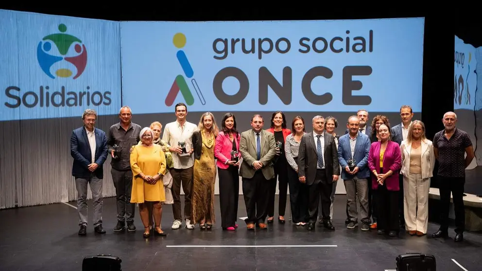 Foto final de familia de la entrega de los Premios Solidarios Grupo Social ONCE Comunidad Foral de Navarra. CEDIDA