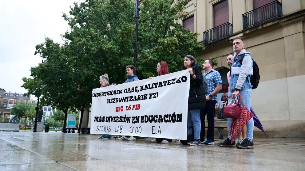 Los sindicatos Steilas, LAB, CCOO y ELA se concentran y realizan declaraciones para valorar la reuni&oacute;n de la comisi&oacute;n de seguimiento del pacto por la equidad y la calidad educativa. PABLO LASAOSA