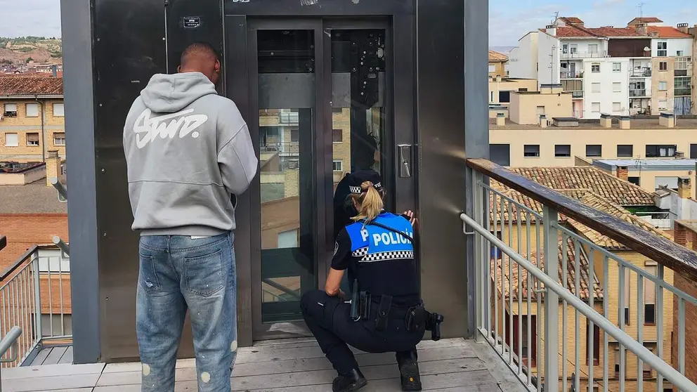 Imagen de la intervenci&oacute;n en Tudela por un menor atrapado en un ascensor. POLIC&Iacute;A LOCAL DE TUDELA