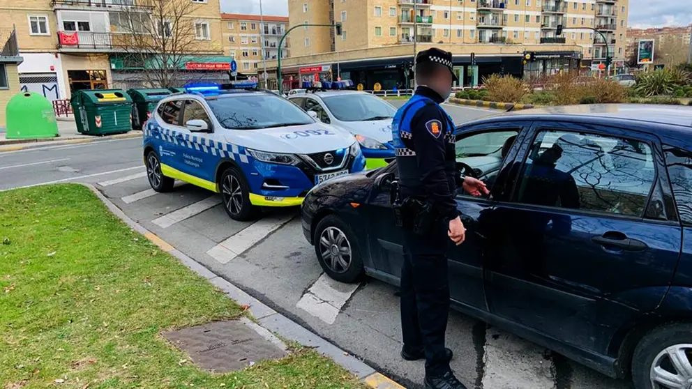 Imagen de una patrulla de Polic&iacute;a Municipal de Pamplona en la rotonda de San Jorge. CEDIDA