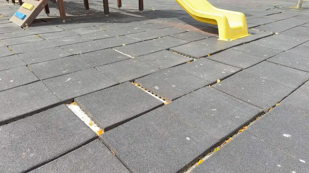 Imagen del suelo levantado en el parque infantil de Villava. PARTIDO POPULAR