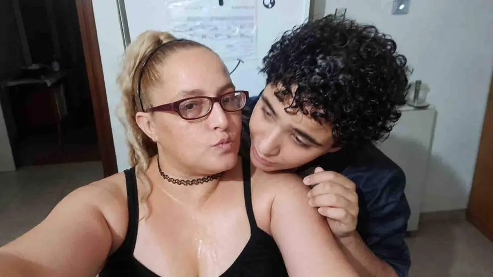 Naiara y su hijo Gorka, en una imagen tomada esta semana mientras esperan a resolver su complicada situaci&oacute;n.