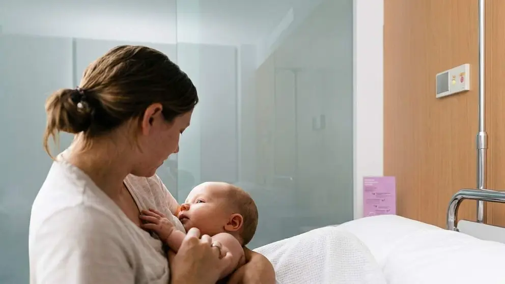 Una madre con su beb&eacute;. CL&Iacute;NICA UNIVERSIDAD DE NAVARRA
