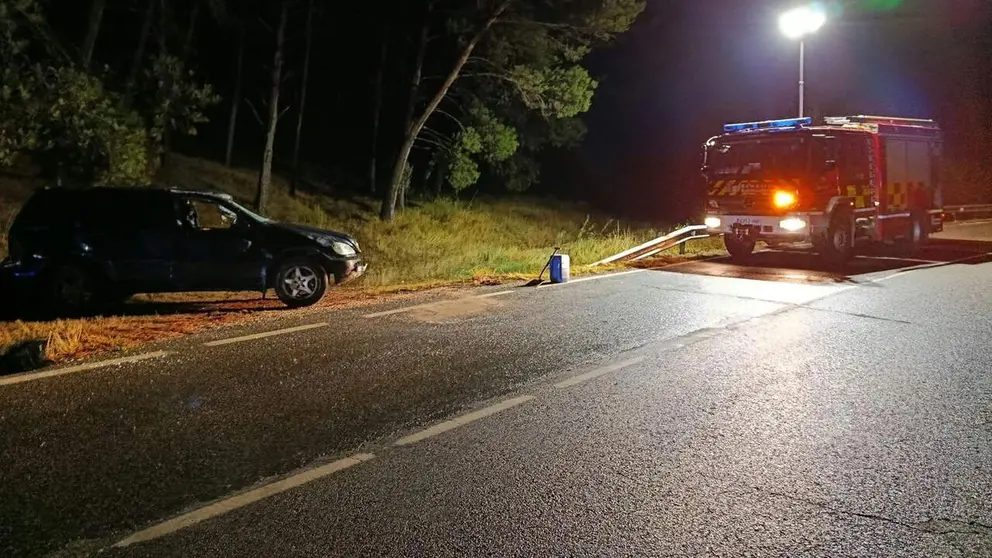 Los servicios de emergencias en el lugar del accidente en Mendigorr&iacute;a. BOMBEROS DE NAVARRA