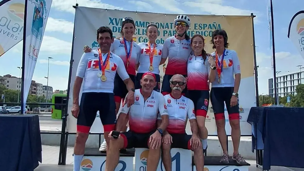 Fotograf&iacute;a de familia del equipo de ciclismo del Colegio de M&eacute;dicos de Navarra. CEDIDA