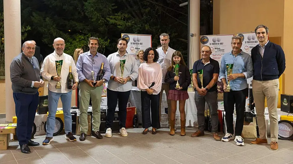 Ganadores del trofeo en Gorraiz acompa&ntilde;ados por responsables de la Cl&iacute;nica y de Ni&ntilde;os Contra el C&aacute;ncer.
