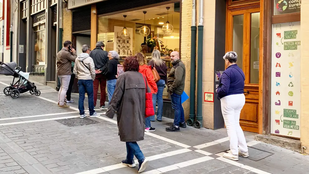 Una fila de clientes esperando junto a la tienda pastas Beatriz en la calle Curia de Pamplona. Navarra.com