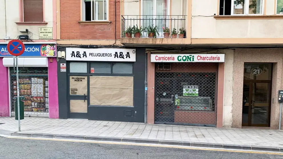Dos comercios cerrados en la calle Guelbenzu de pamplona. Navarra.com