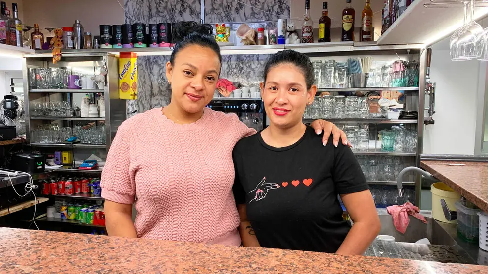Johana Ram&oacute;n abraza a una empleada en el bar Fusi&oacute;n 20 de Sang&uuml;esa. Navarra.com