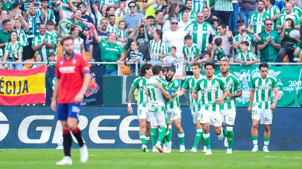 Los jugadores del Betis celebran un gol a Osasuna en el estadio de  La. Cartuja.Europa Press.