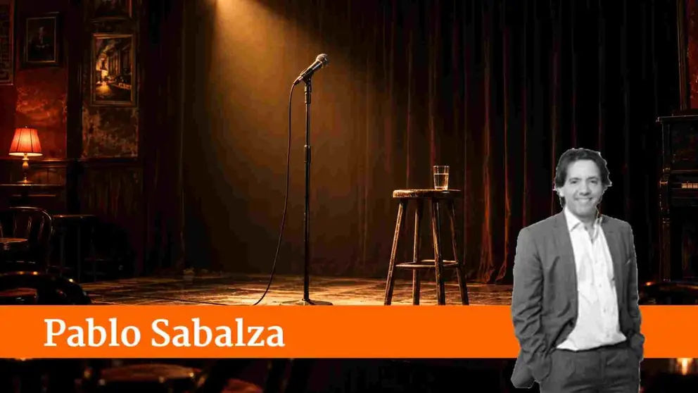 Micrófono y taburete bajo luz ámbar.