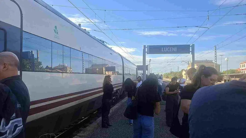 El tren ALvia Pamplona-Madrid detenido en la estaci&oacute;n de Luceni  y con sus pasajeros en la estaci&oacute;n.