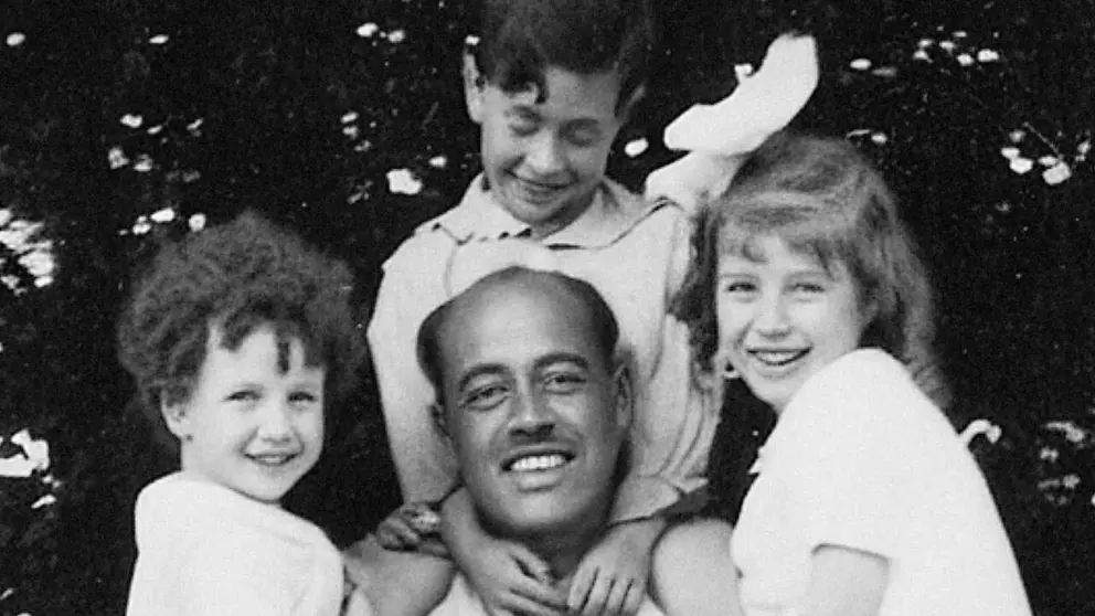 Manuel Arizcun con tres de sus hijos en la fotograf&iacute;a que ilustra la portada del libro