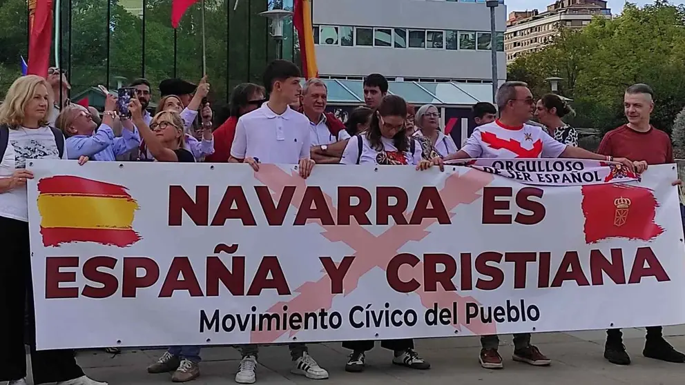Manifestaci&oacute;n del Movimiento C&iacute;vico del Pueblo en Pamplona con el lema 'Navarra es Espa&ntilde;a y cristiana', coincidiendo con la Fiesta Nacional. EUROPA PRESS