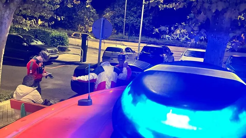 Momento de las identificaciones y posterior detenci&oacute;n de un var&oacute;n por tr&aacute;fico de drogas en el barrio de San Jorge. POLIC&Iacute;A FORAL