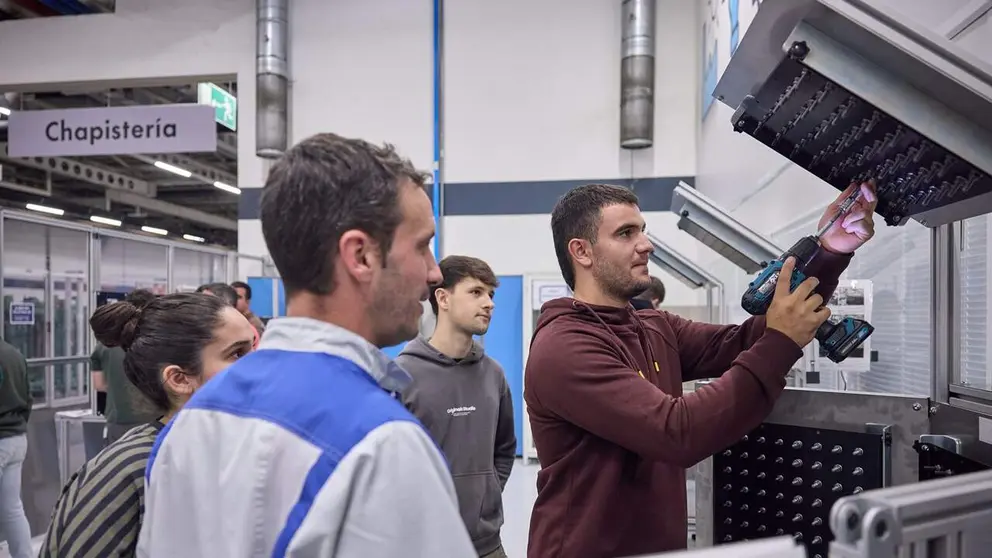 Varios alumnos en un curso del Servicio Navarro de Empleo para el sector de la automoci&oacute;n. GOBIERNO DE NAVARRA