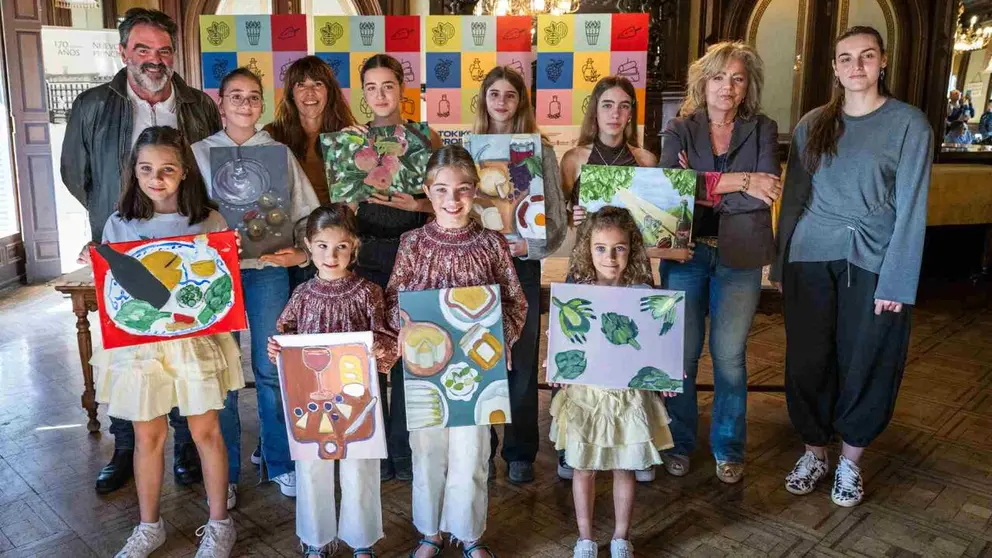 Ganadores y finalistas posan con autoridades y jurado, tras la entrega de los premios del Concurso de Pintura de Producto Local. CEDIDA