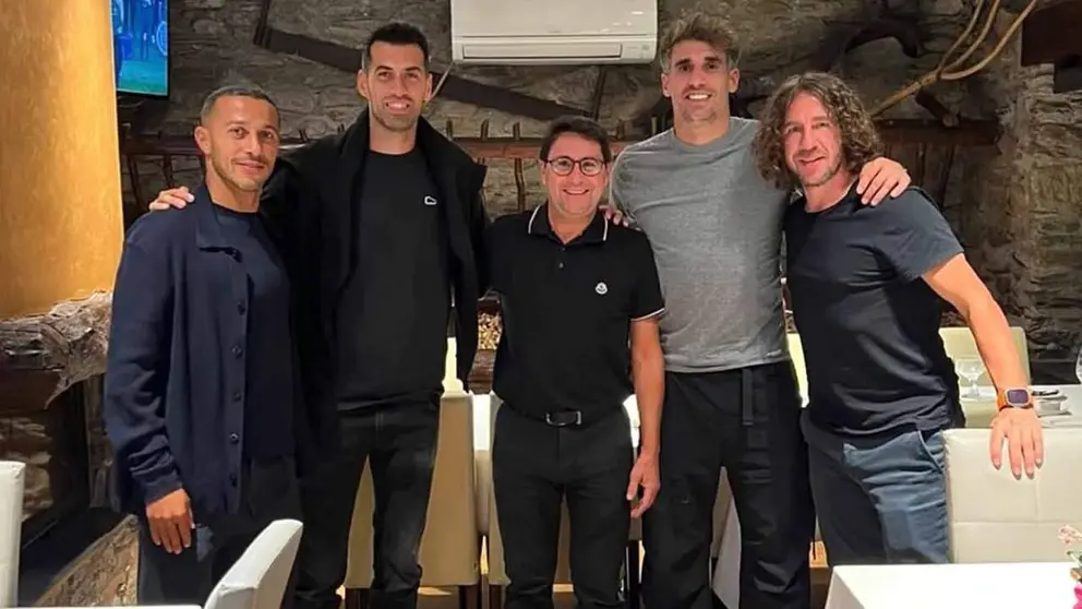 Javi Mart&iacute;nez, en la imagen junto a Thiago Alc&aacute;ntara, Sergio Busquets, el due&ntilde;o del restaurante y Carles Puyol.