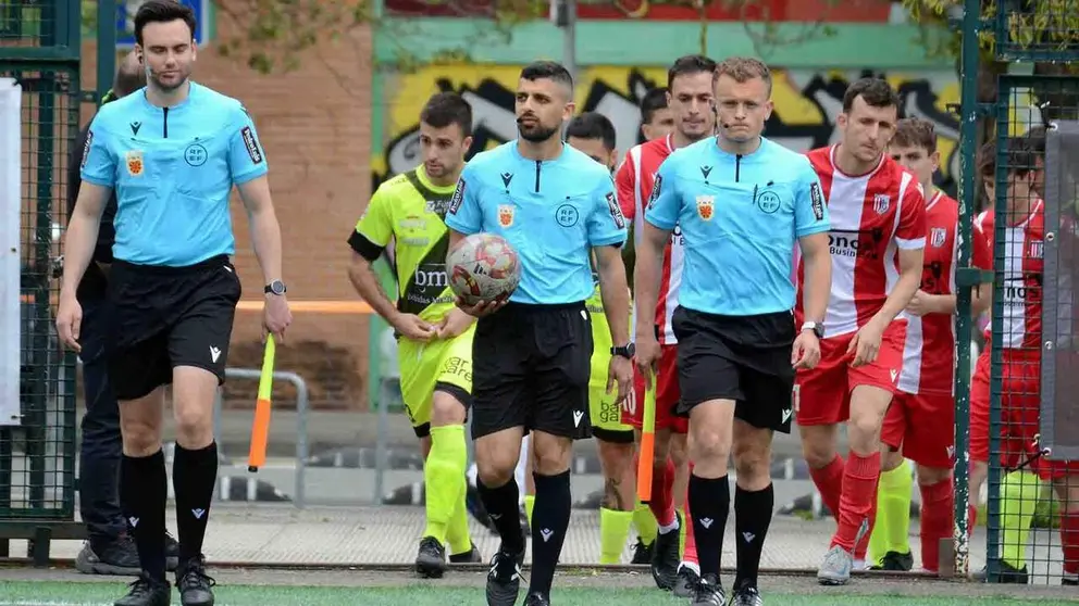 &Aacute;rbitros navarros en un partido de f&uacute;tbol.
