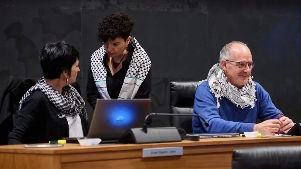 Eneka Maiz, en el centro de la imagen, con la representaci&oacute;n de Bildu en el Parlamento de Navarra. CEDIDA