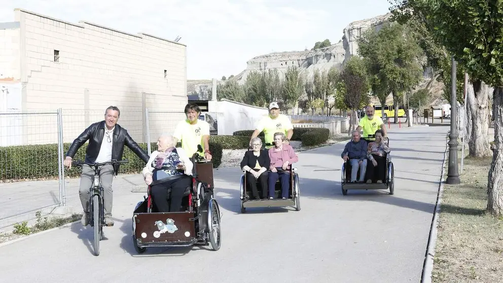 Paseo en 'yayacletas' por las calles de Arguedas. CEDIDA