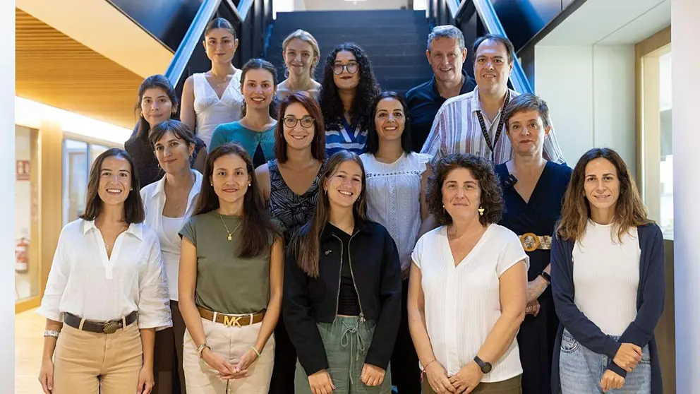 Pie de foto. Investigadores del proyecto junto a profesores en la sesi&oacute;n informativa. UNIVERSIDAD DE NAVARRA