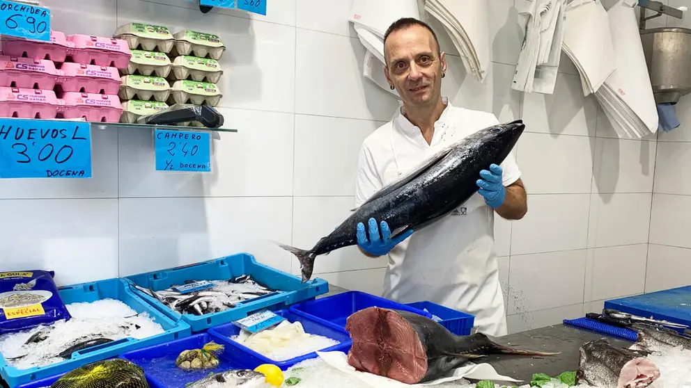 Pascual S&aacute;nchez en su pescader&iacute;a Irigoyen de Burlada. Navarra.com